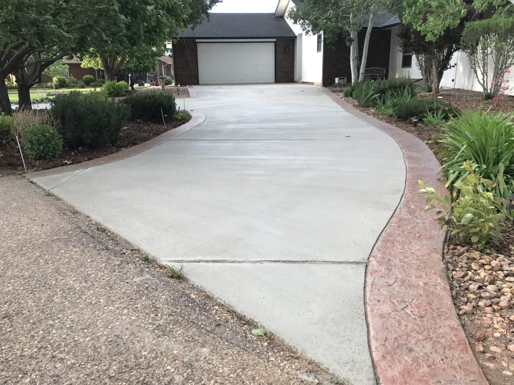 Driveway with a hand-tooled stamped border ribbon