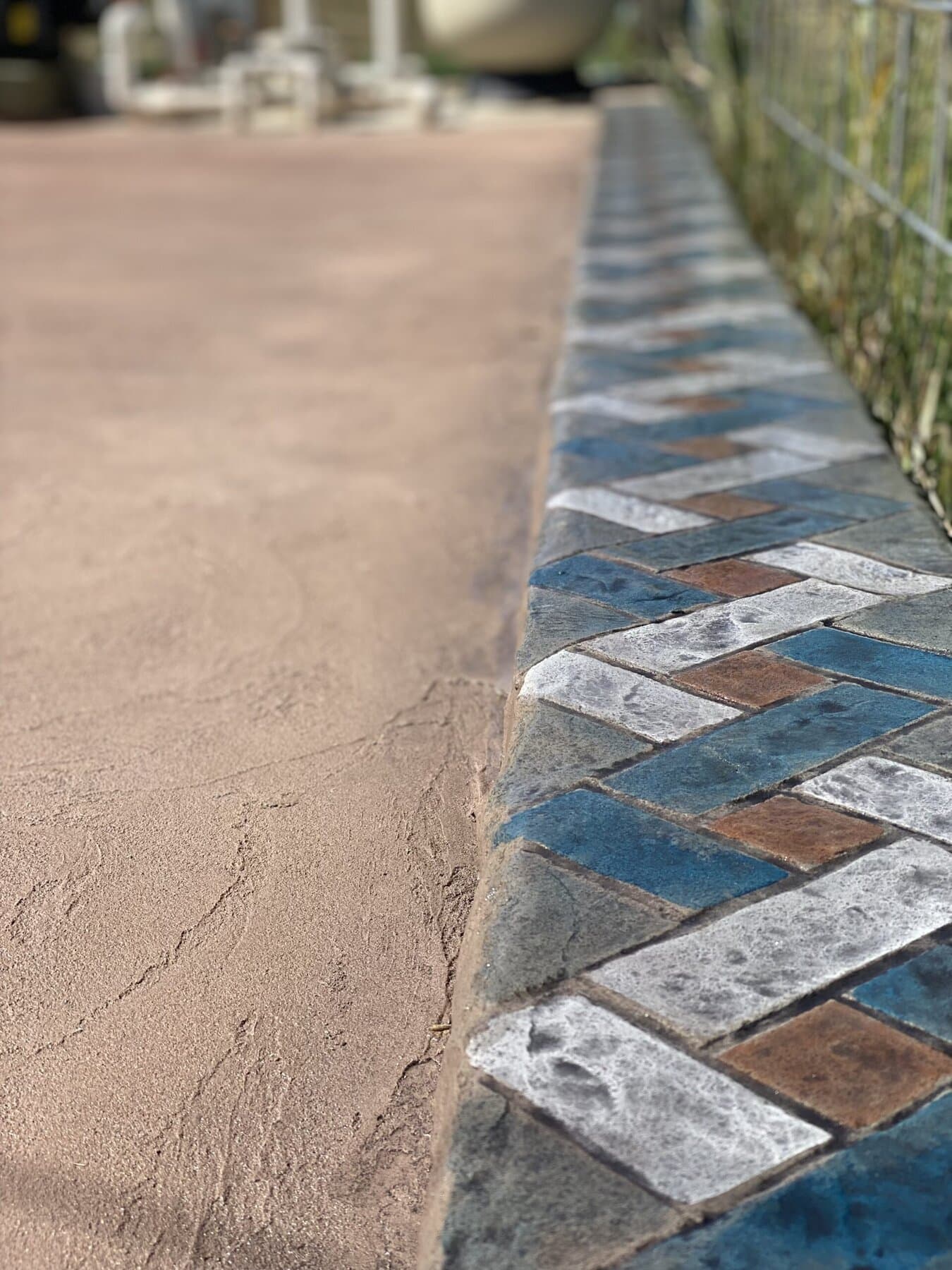 Vertical wall with a herringbone brick inlay