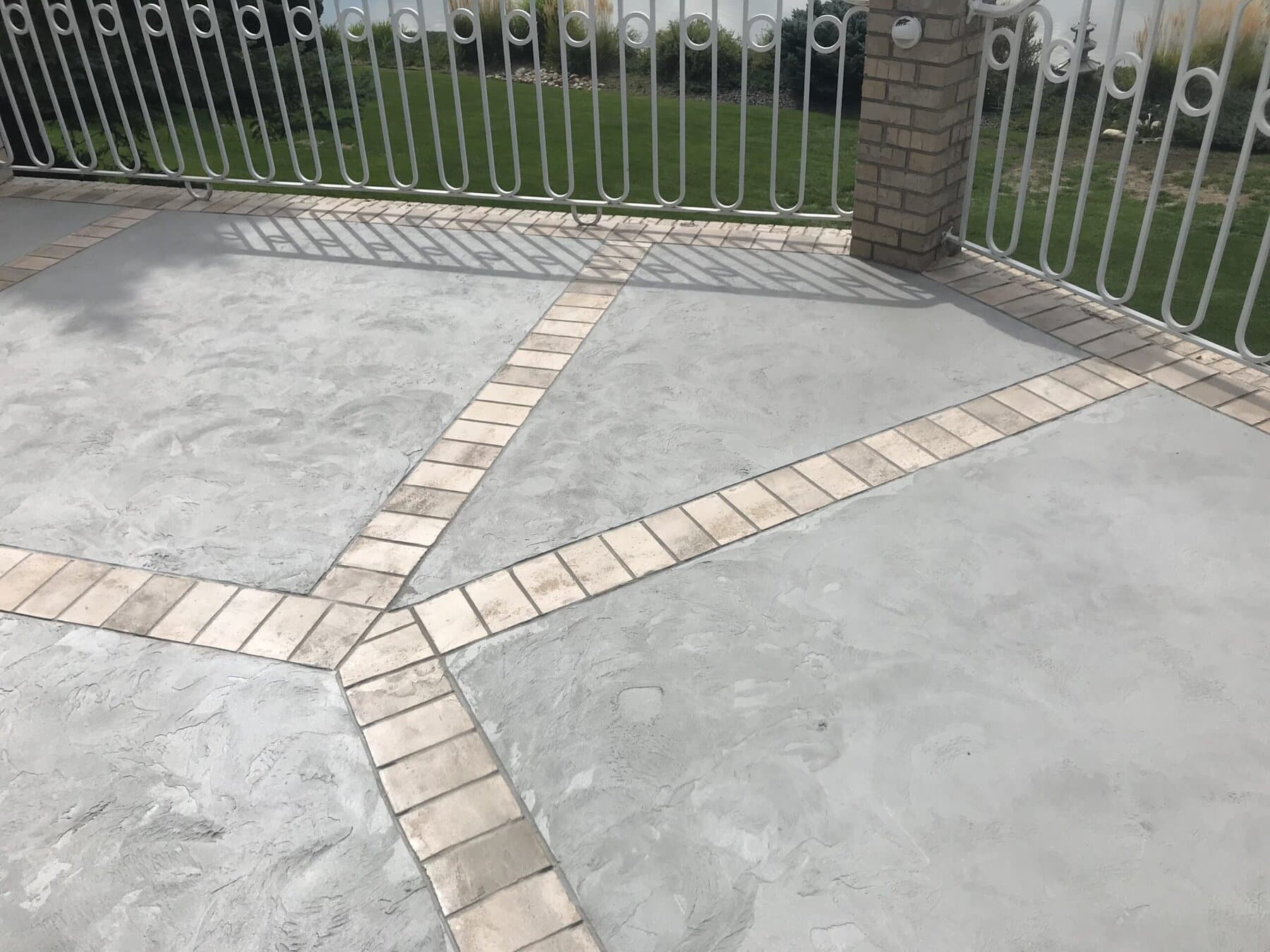 Patio with a banded brick diamond inlay